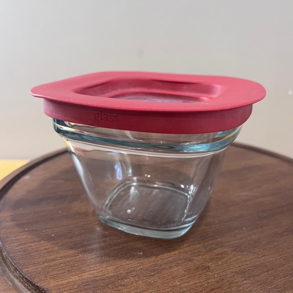 Rubbermaid Easy Find Lids 1.5 Cup Glass Food Storage Container Red Lid 354ml